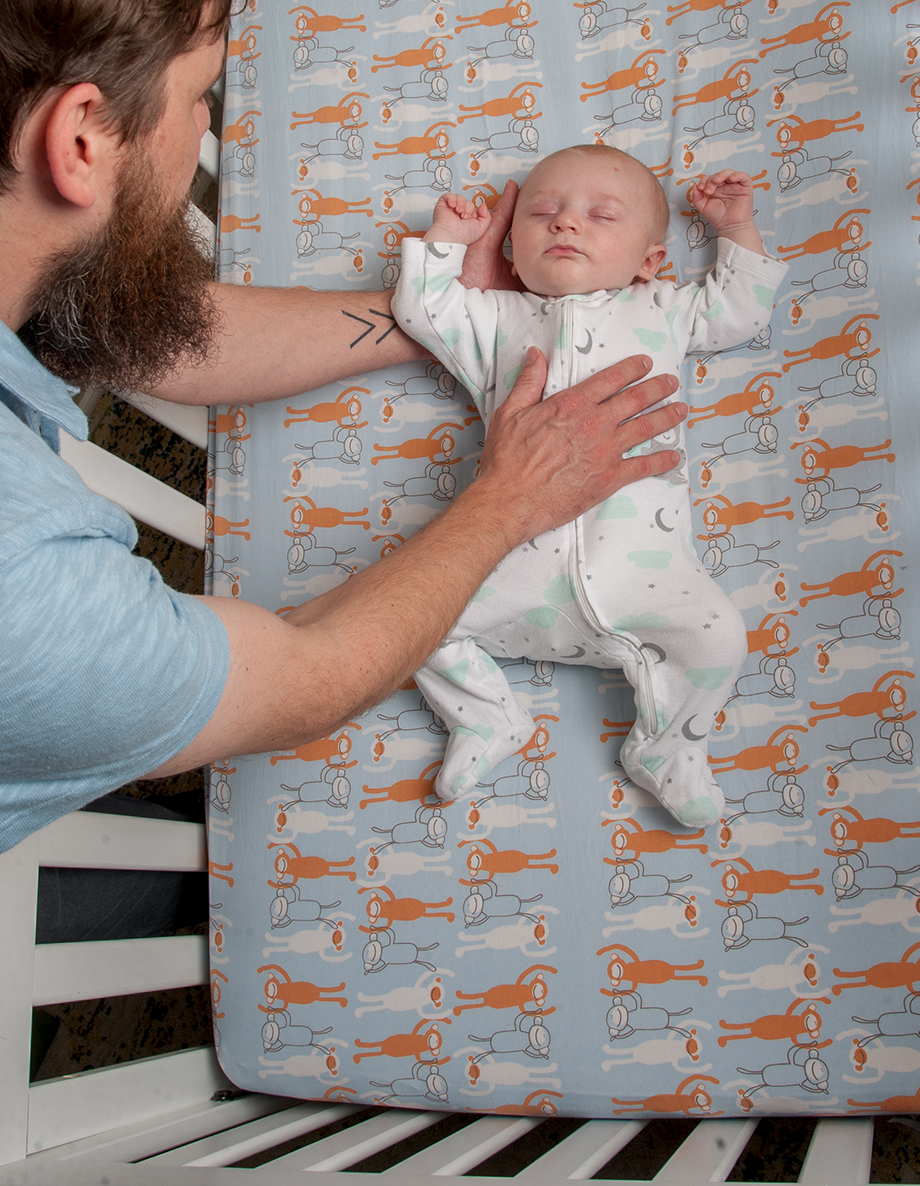 El bebé debe dormir sobre una superficie separada y firme, sin almohadas, cobijas, monos de peluche ni juguetes.