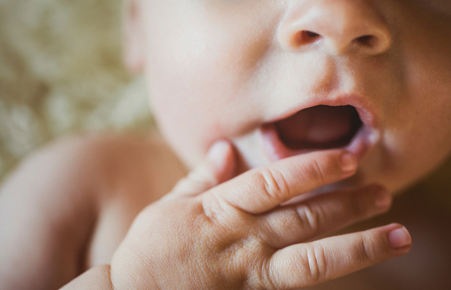 Si quieres tener un indicio de si tiene hambre el bebé, puedes ofrecerle alimento antes de que empiece a llorar. 