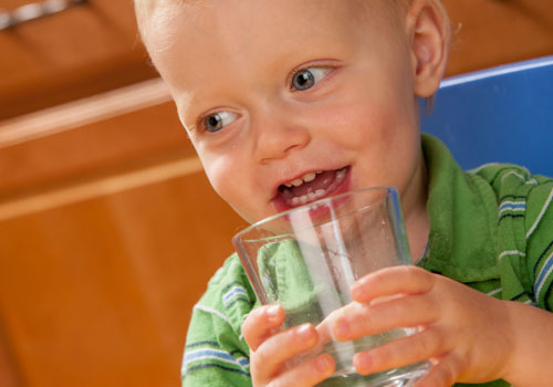 Para los 15 meses, tu hijo ya debe estar tomando bebidas en vaso con toda tranquilidad. 