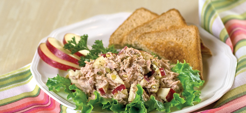 La manzana hace que esté un poco dulce y crujiente esta ensalada de atún sencilla y deliciosa.