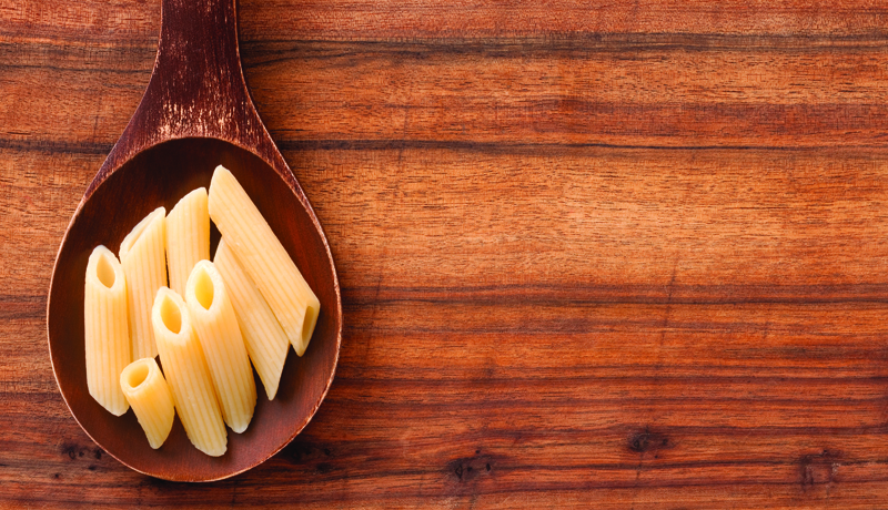 Trozos pequeños de pasta cocida, fideos o arroz	