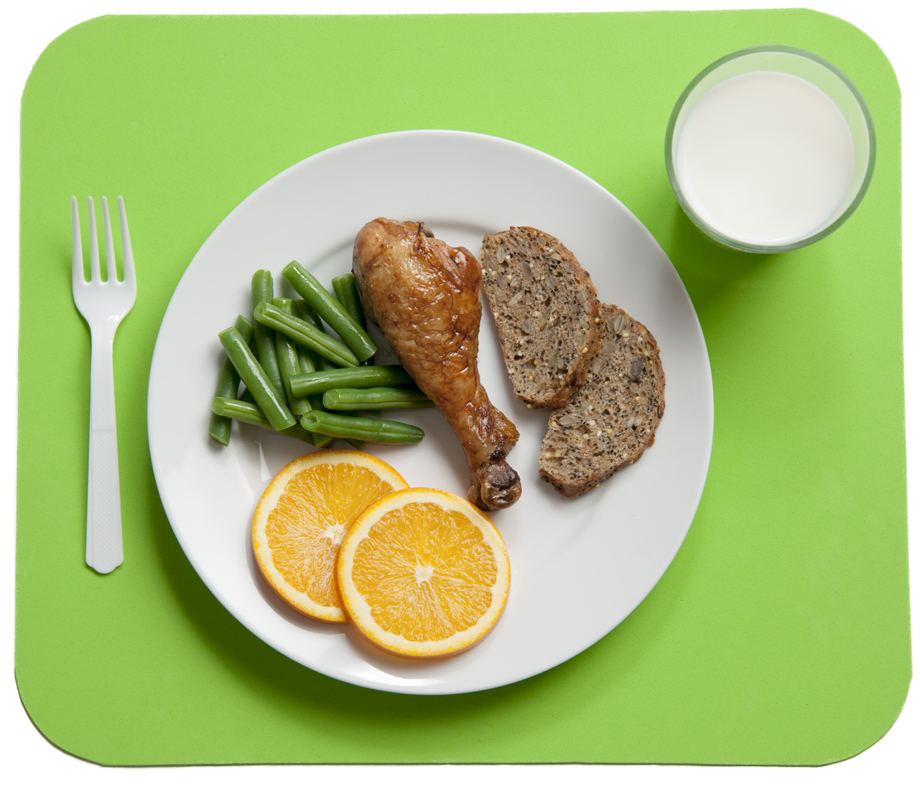 Llena la mitad del plato de tu hijo con frutas y verduras. 