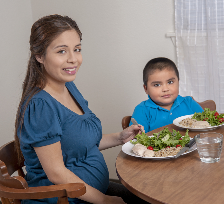 Muchas mujeres piensan que necesitan comer el doble que antes del embarazo, pero eso no es cierto. 