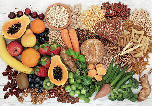 Come alimentos ricos en fibra: frutas y verduras, frijoles, panes integrales y cereales.