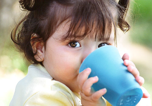 A estas alturas, tu hijo probablemente ya se haya acostumbrado a usar vaso.