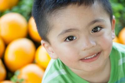 Para crecer sanos, los niños necesitan una excelente nutrición. 