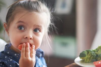 Consejos y recomendaciones para ayudar a que tu hijo pruebe más alimentos.